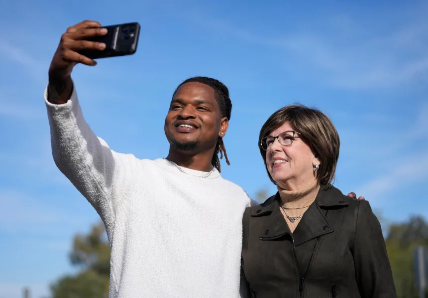 Jamal Hinton and Wanda Dench take a selfie. The two have been friends since 2016 when a text sent by Dench to her grandson was instead received by Hinton. Michael Chow/The Republic/USA Today Network/Imagn Images
